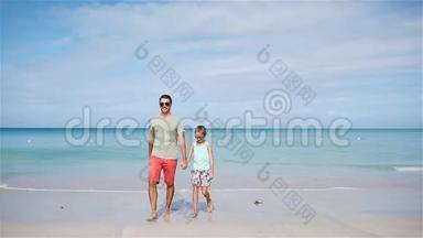 <strong>一家人的</strong>父亲和小女孩在海滩上玩